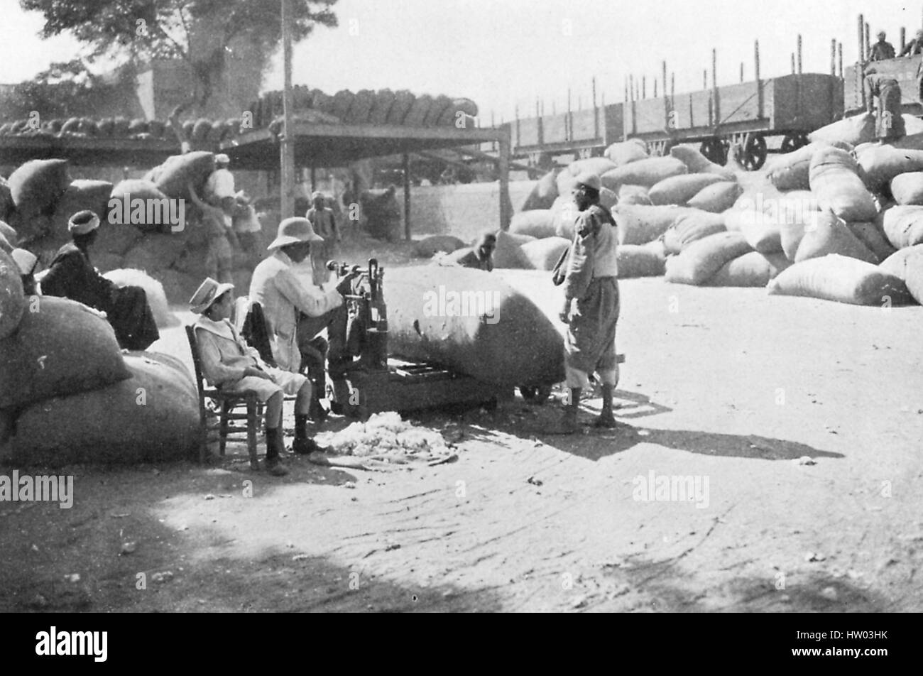 Charge travailleurs balles de coton pour les transbordements, Alexandria, Egypte, 1922. Banque D'Images