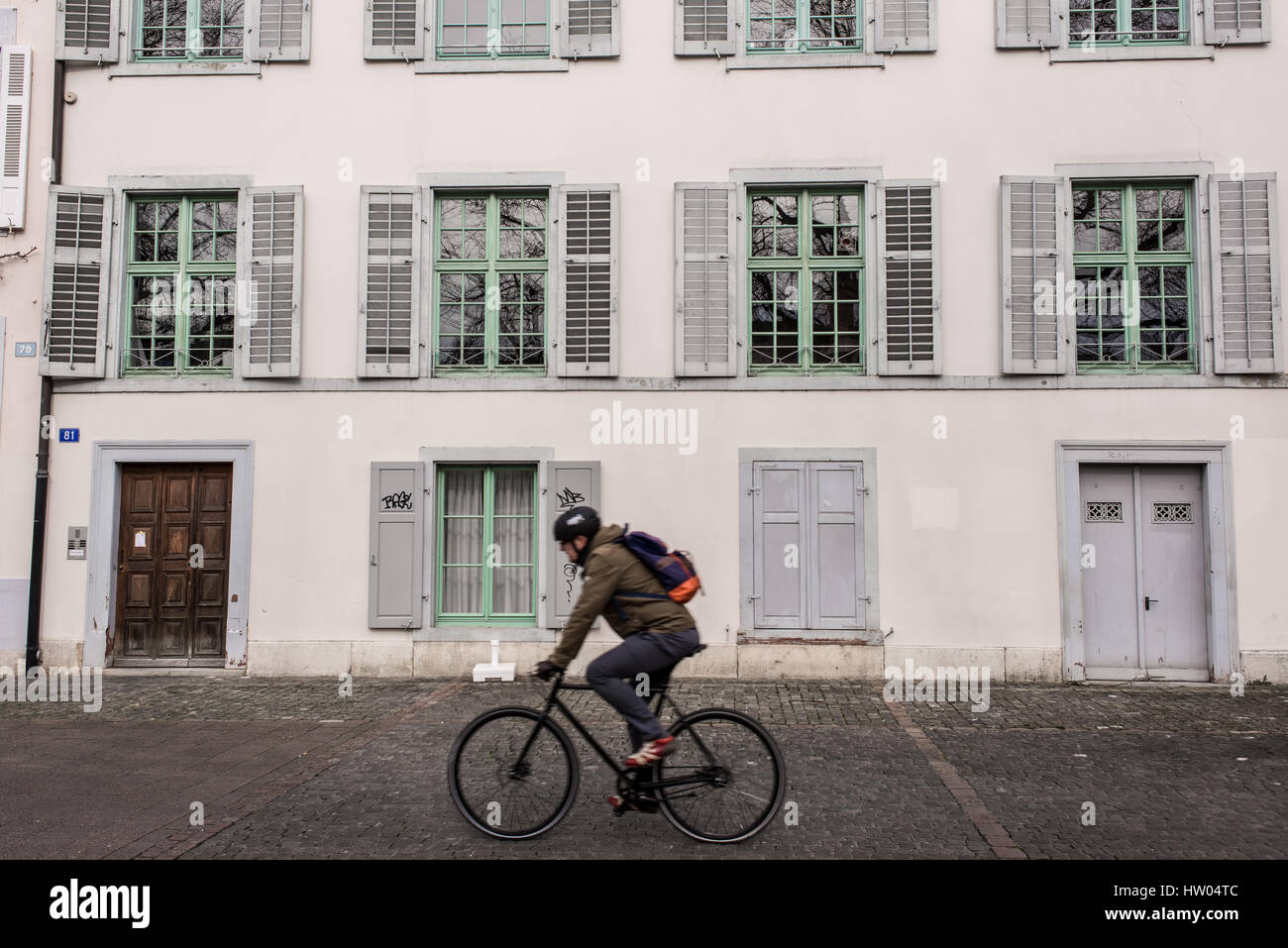 Vélo de l'homme en face d'une ancienne maison médiévale typiquement Suisse à Bâle en couleurs pastel, vieille ville, Altstadt Grand-Bâle, Suisse. Banque D'Images