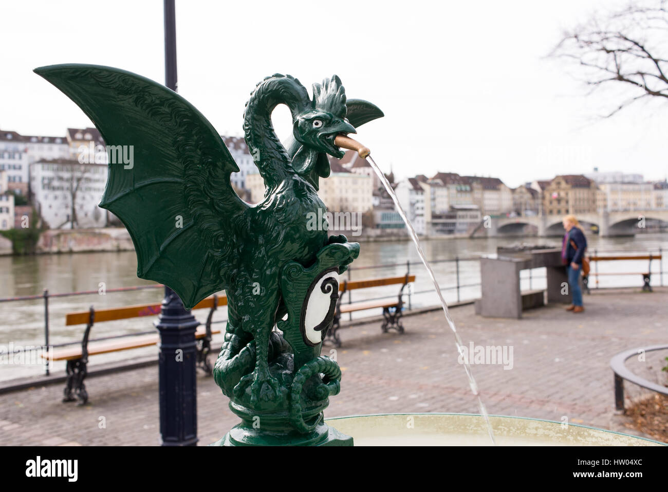 Dragon fontaine sur la rivière de Bâle/avec les gens, du Rhin et de la vieille ville en arrière-plan. La vieille ville de Bâle, le grand-Bâle, Suisse. Altstadt Banque D'Images