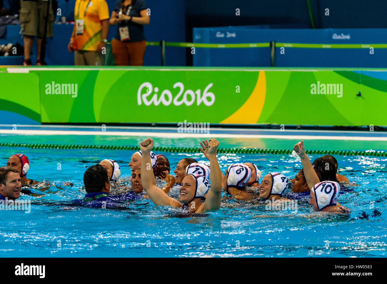 Rio de Janeiro, Brésil. 19 août 2016 Kami Craig (USA) # 12célèbre avec Team USA leur victoire dans la women's water polo finale or vs. Ital Banque D'Images
