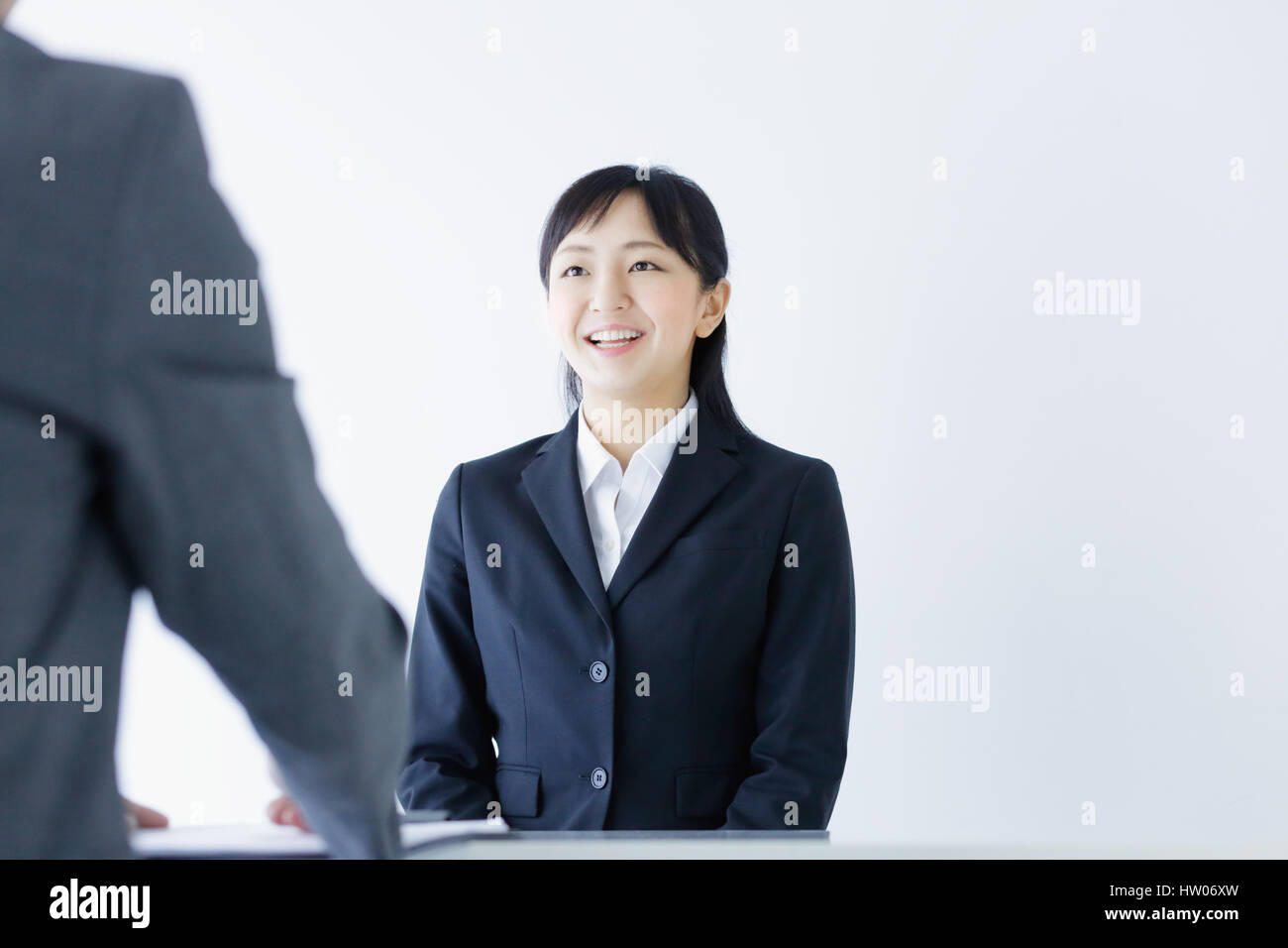 Jeune femme japonaise en entrevue d'emploi Banque D'Images