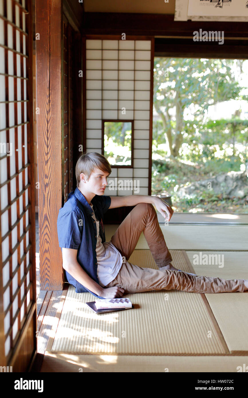 L'homme de race blanche dans la maison traditionnelle japonaise Banque D'Images
