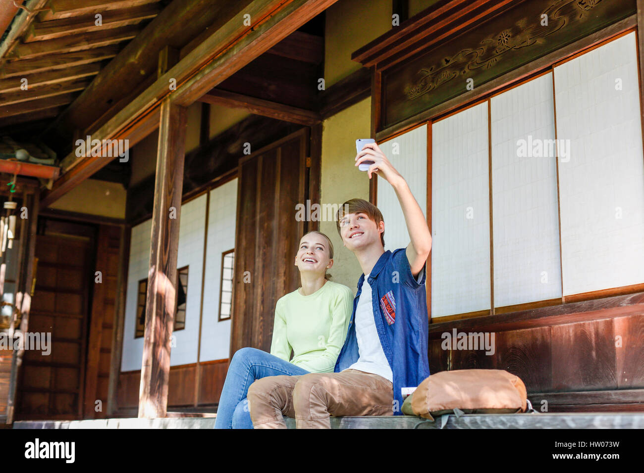 Couple à la maison japonaise traditionnelle Banque D'Images