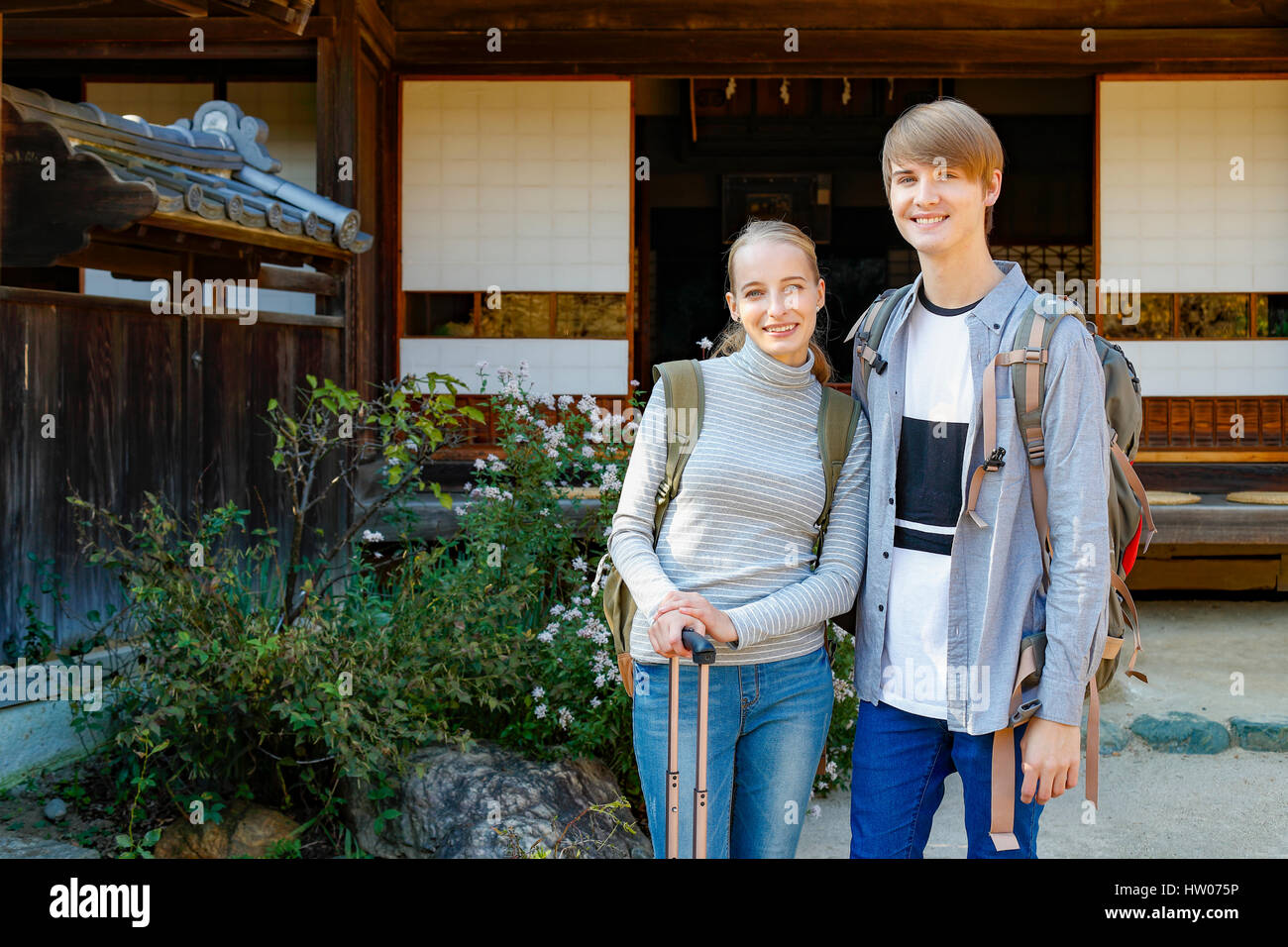 Couple à la maison japonaise traditionnelle Banque D'Images
