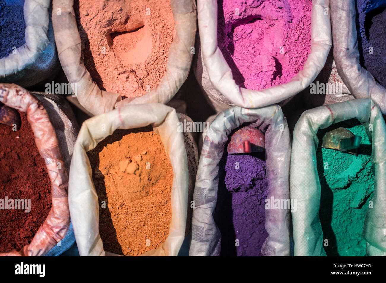 Le Maroc, Chechaouen. Les contenants des pigments colorés, des poudres ou des teintures sur la rue historique du village. Banque D'Images