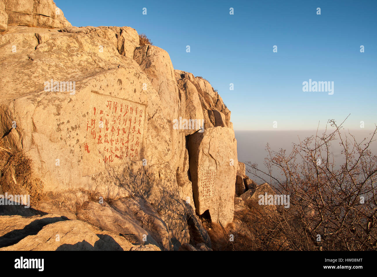 Rock ancienne inscription sur le sommet du mont tai, Chine Banque D'Images