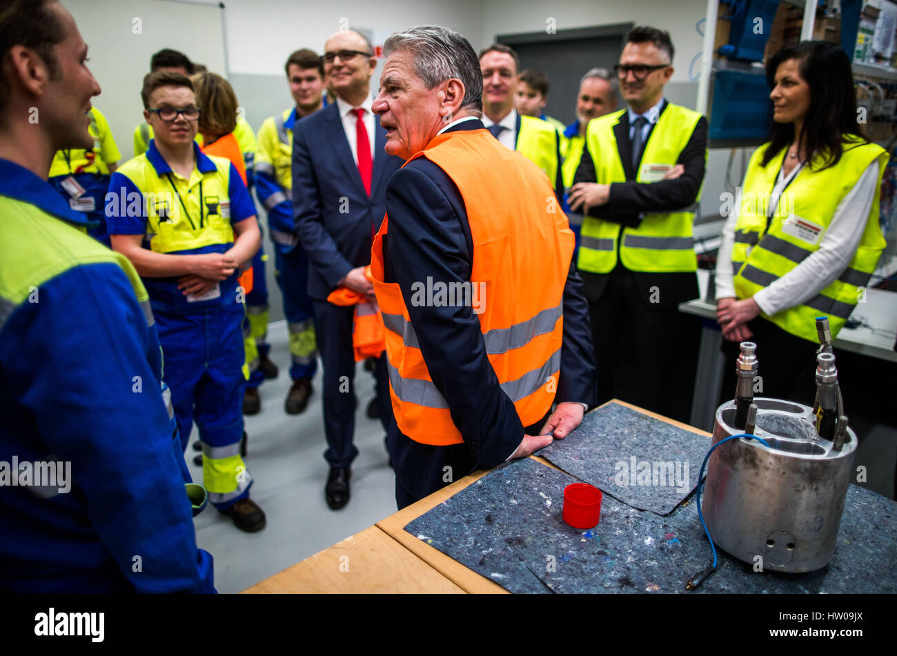 Wismar, Allemagne. Mar 15, 2017. Le Président allemand Joachim Gauck parlant aux stagiaires à l'atelier de l'entreprise EGGER Holzwerkstoffe de Wismar, Allemagne, 15 mars 2017. Au cours de sa visite à l'un des plus gros employeurs de la région de Wismar, Gauck est informé sur la formation qui y a lieu. C'est l'Gauck dernière apparition publique avant de quitter son poste est actuellement détenu dans son pays natal, l'état de Mecklembourg-Poméranie-Occidentale. Le président sera également l'occasion de visiter la ville hanséatique de Greifswald et Stralsund. Photo : Jens Büttner/dpa-Zentralbild/dpa/Alamy Live News Banque D'Images