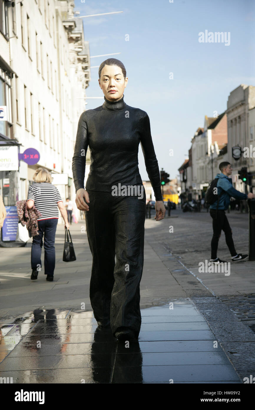 Colchester, Essex, Royaume-Uni. 15 mars 2017. Deux nouvelles sculptures de Sean Henry sont dévoilées à l'extérieur de Fenwick à Colchester, Essex. Crédit : David Johnson/Alamy Live News Banque D'Images