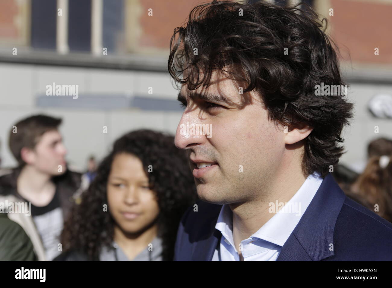 Amsterdam, Pays-Bas. Mar 15, 2017. Jesse Klaver est représenté au cours de la recherche. Jesse Klaver, le chef du parti de l'objet, GroenLinks avec un certain nombre de volontaires en dehors de GroenLinks la Gare Centrale d'Amsterdam, à poursuivre les indécis, de voter pour son parti à l'élection générale néerlandaise. Photo : Cronos/Michael Debets Crédit : Cronos Foto/Alamy Live News Banque D'Images