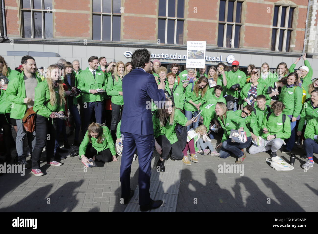 Amsterdam, Pays-Bas. Mar 15, 2017. Jesse Klaver cheers sur un groupe de volontaires en dehors de GroenLinks la Gare Centrale d'Amsterdam. Jesse Klaver, le chef du parti de l'objet, GroenLinks avec un certain nombre de volontaires en dehors de GroenLinks la Gare Centrale d'Amsterdam, à poursuivre les indécis, de voter pour son parti à l'élection générale néerlandaise. Photo : Cronos/Michael Debets Crédit : Cronos Foto/Alamy Live News Banque D'Images