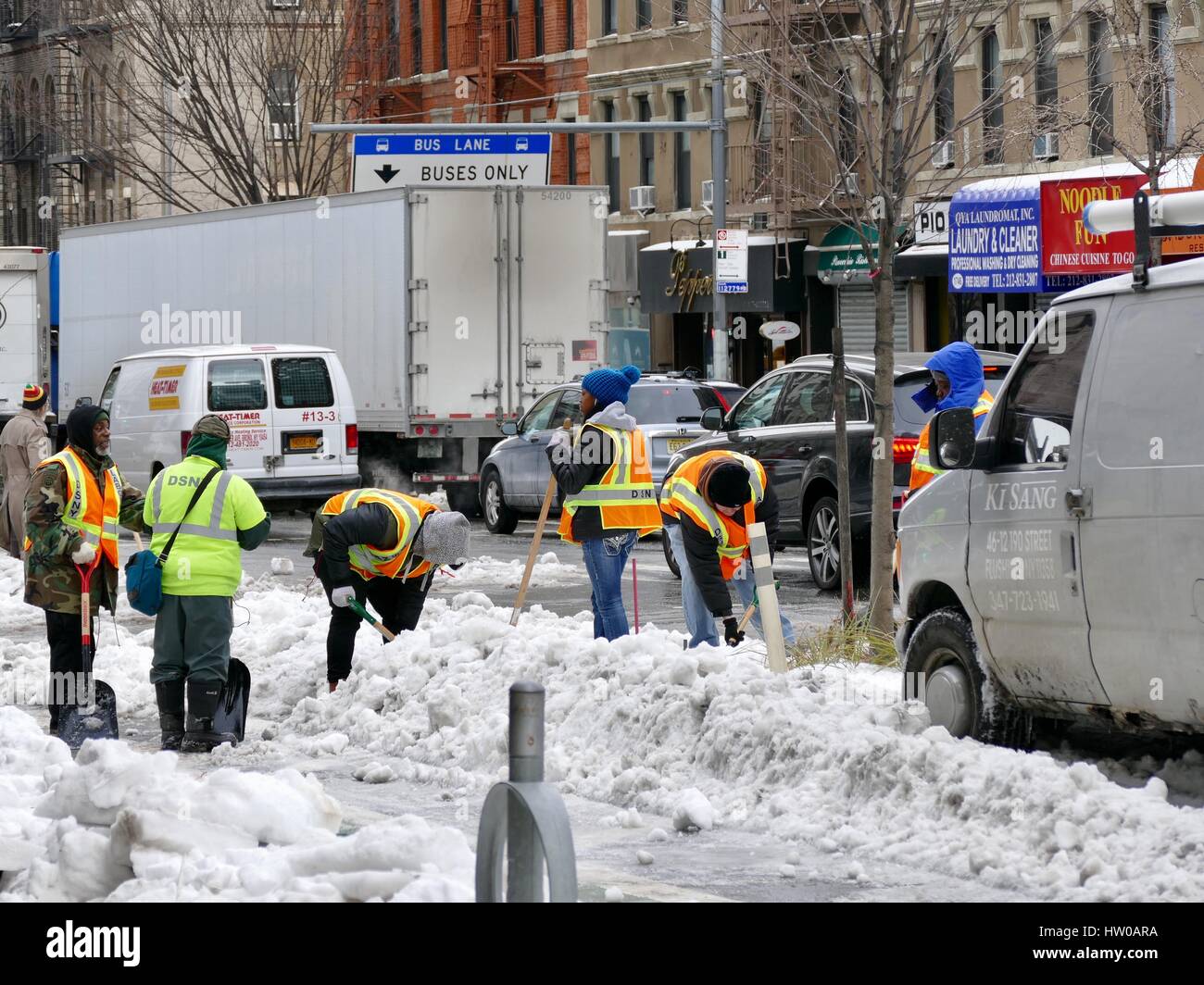 New York City, USA, 15 mars, 2017. DSNY nettoyage équipage sur l'Upper Eastside travaille d'enlever la neige et que vous puissiez reprendre une activité normale après le 14 mars blizzard connu comme 'Stella' fin à la plupart de la ville. Credit : Cécile Marion/Alamy Live News Banque D'Images