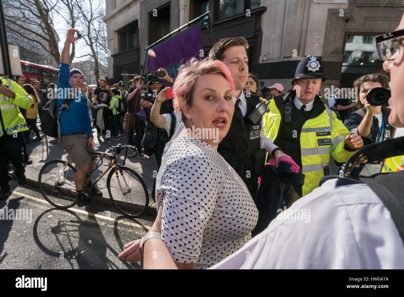 Londres, Royaume-Uni. 15 mars 2017. Attente de la police arrêté LSE academic Lisa McKenzie à l'arrière portes d'un fourgon de police. Son arrestation est intervenue après que les gens avaient quitté 1 Kingsway après une occupation pacifique à l'appui de l'adjonction de la LSE. Ils agressèrent son, chargé de faire son agression et livré son attente dans un fourgon de police. Crédit : Peter Marshall/Alamy Live News Banque D'Images