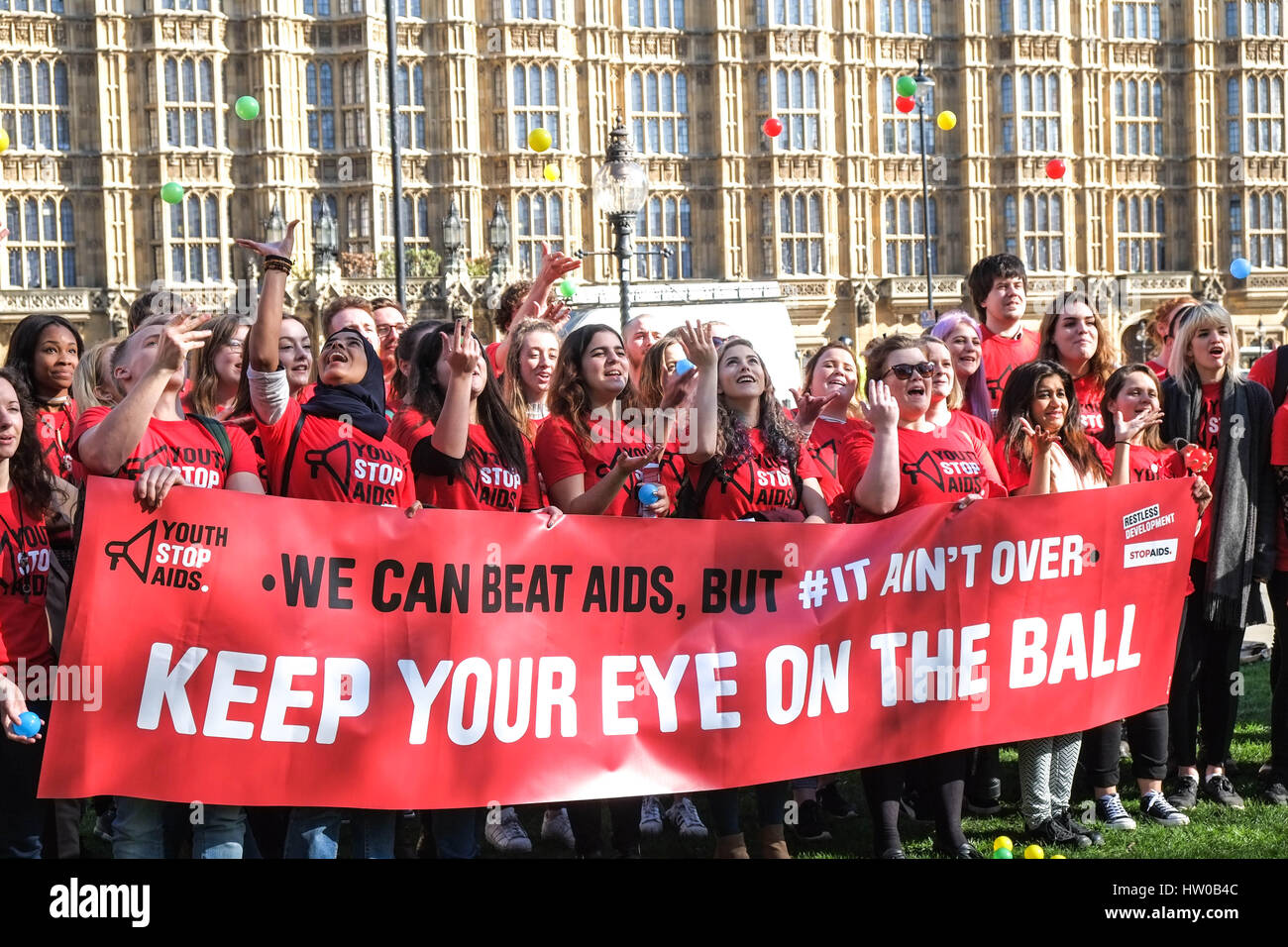 Londres, Royaume-Uni. 15 mars, 2017. Les jeunes du groupe de la campagne Stop Sida manifestation devant le Parlement demande au gouvernement britannique de continuer à contribuer 5  % au Fonds mondial pour mettre fin au SIDA. Credit : claire doherty/Alamy Live News Banque D'Images