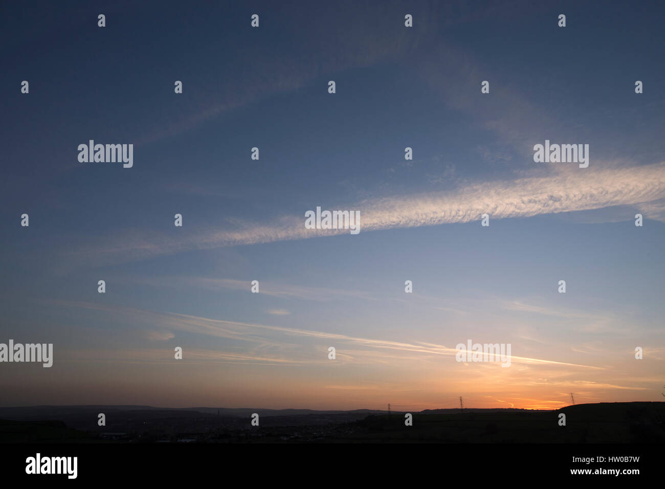 Halifax, Royaume-Uni. Mar 15, 2017. Météo britannique. Le soleil se couche à la fin d'une belle journée de printemps sur les collines des Pennines entourant la ville, Halifax West Yorkshire, Calderdale. Halifax est une ville de la cathédrale dans la région métropolitaine de Calderdale dans West Yorkshire, Angleterre. La ville a été un centre de fabrication de laine du 15ème siècle, à l'origine traiter par la Pièce Hall. Halifax est connu pour guide du chocolat et le caramel produits, y compris la qualité de l'Arlo et rue. La Halifax Building Society a également été fondée à Halifax. Credit : Moulin Images/Alamy Live News Banque D'Images