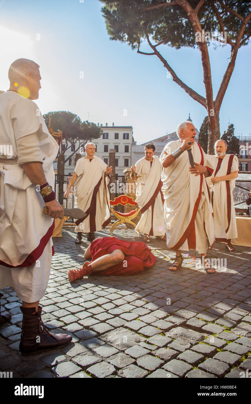 Reconstitution de la "Ides de Mars", la "mise à mort, par certains sénateurs romains, de Caius Julius Caesar. Aidé par son fils Brutus. Qui a eu lieu sur la colline de l'Aventin. Banque D'Images