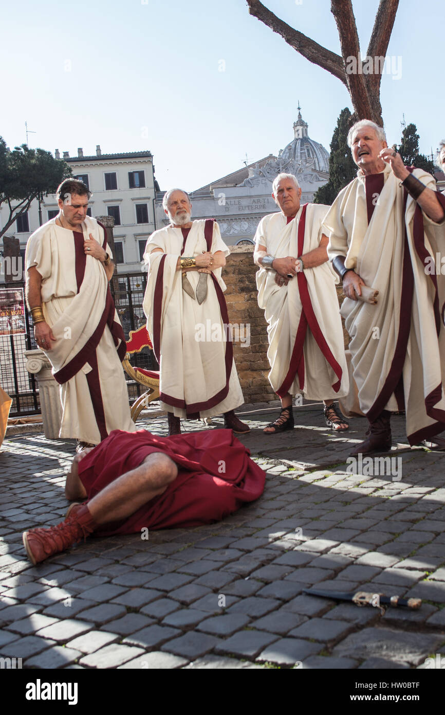 Reconstitution de la "Ides de Mars", la "mise à mort, par certains sénateurs romains, de Caius Julius Caesar. Aidé par son fils Brutus. Qui a eu lieu sur la colline de l'Aventin. Banque D'Images