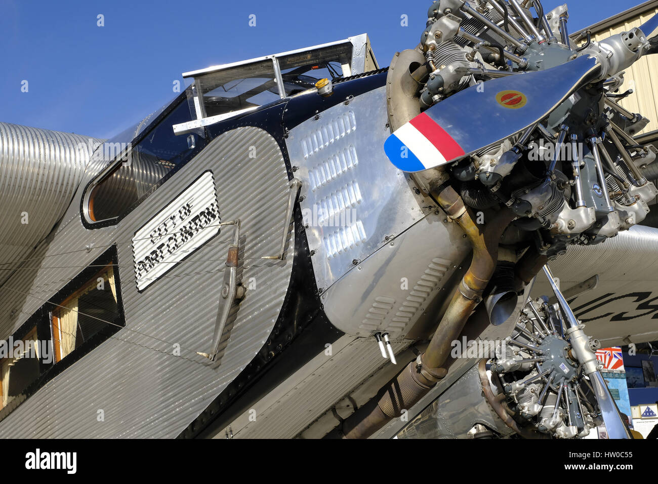 Palm Springs, CA, USA. Mar 11, 2017. L'un des tout premiers avions de transport de passagers, un Ford 1928 FV arrive sur le Palm Springs Air Museum. Crédit : Ian L. Sitren/ZUMA/Alamy Fil Live News Banque D'Images