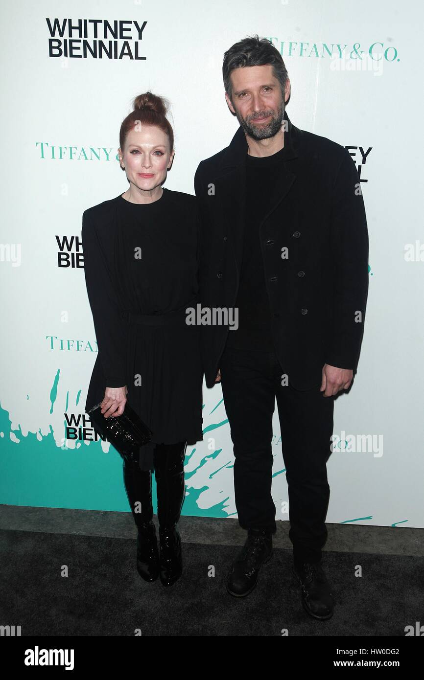 New York, NY, USA 15 Mar 2017 Julianne Moore et Bart Freundlich au VIP aperçu de la Whitney Biennial 2017 présenté par Tiffany & Co au Whitney Museum of American Art, le 15 mars 2017 à New York City Banque D'Images