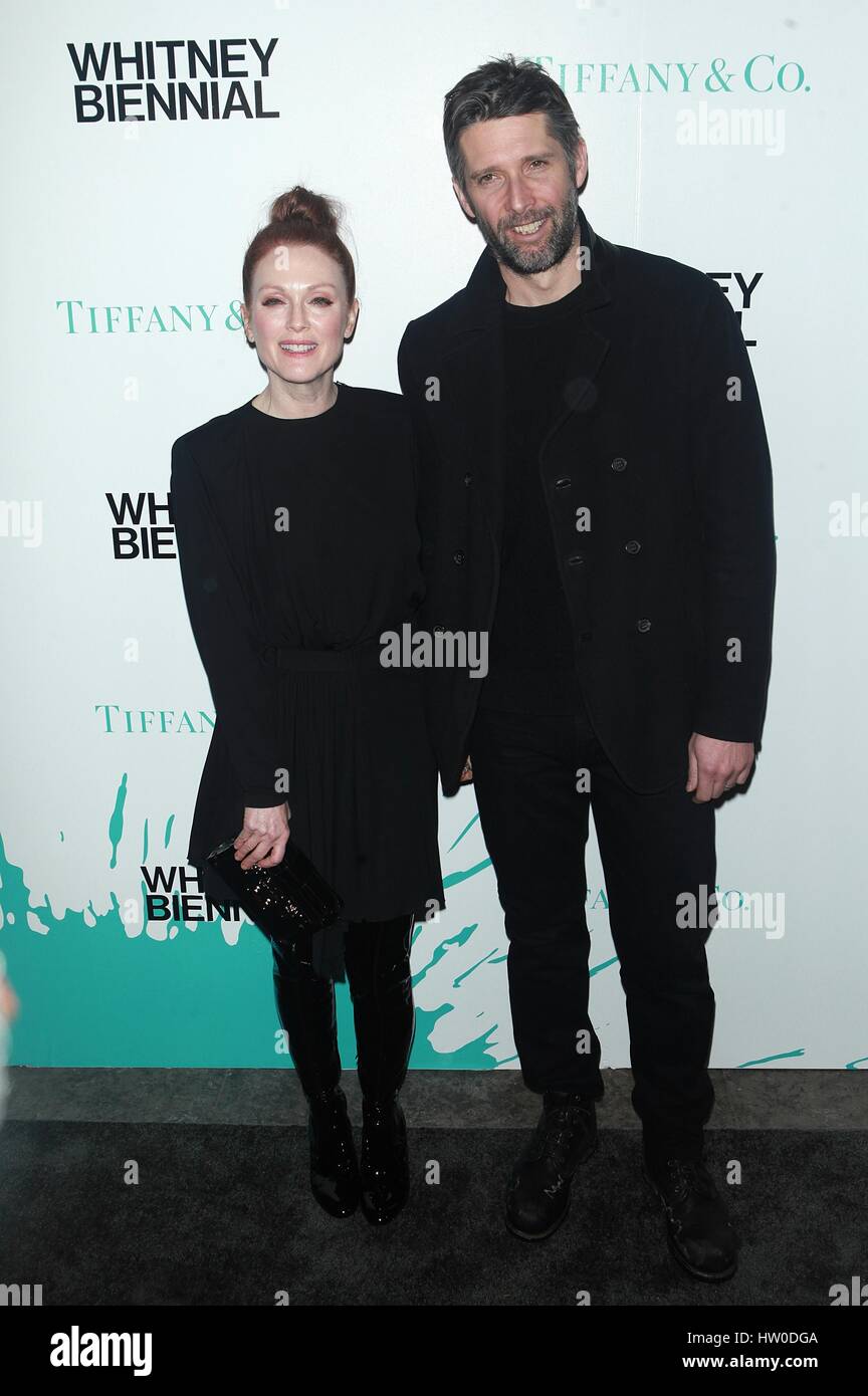 New York, NY, USA 15 Mar 2017 Julianne Moore et Bart Freundlich au VIP aperçu de la Whitney Biennial 2017 présenté par Tiffany & Co au Whitney Museum of American Art, le 15 mars 2017 à New York City Banque D'Images