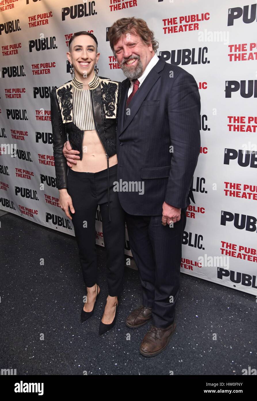 New York, NY, USA. Mar 15, 2017. Jo Lampert, Oskar Eustis en présence de Jeanne D'ARC : Dans la soirée d'ouverture du feu sur Broadway, le théâtre public, New York, NY 15 Mars, 2017. Credit : Derek Storm/Everett Collection/Alamy Live News Banque D'Images