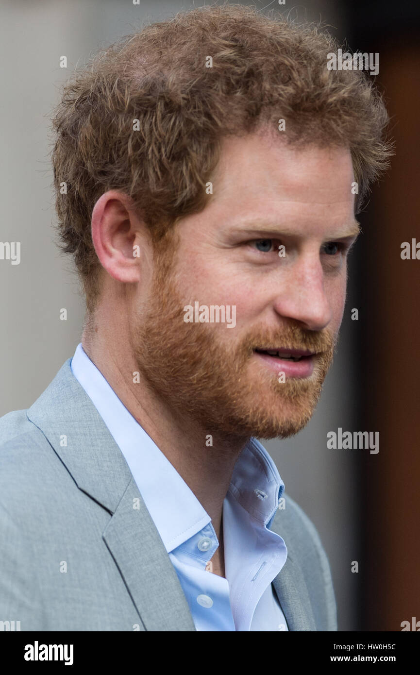 Londres, Royaume-Uni. 16 mars, 2017. Son Altesse Royale le prince Harry arrive au King's College de Londres pour rejoindre la conférence sur la santé mentale des anciens combattants avec les chefs ensemble visant à promouvoir la santé mentale de la conscience nationale. Crédit : Guy Josse/Alamy Live News Banque D'Images