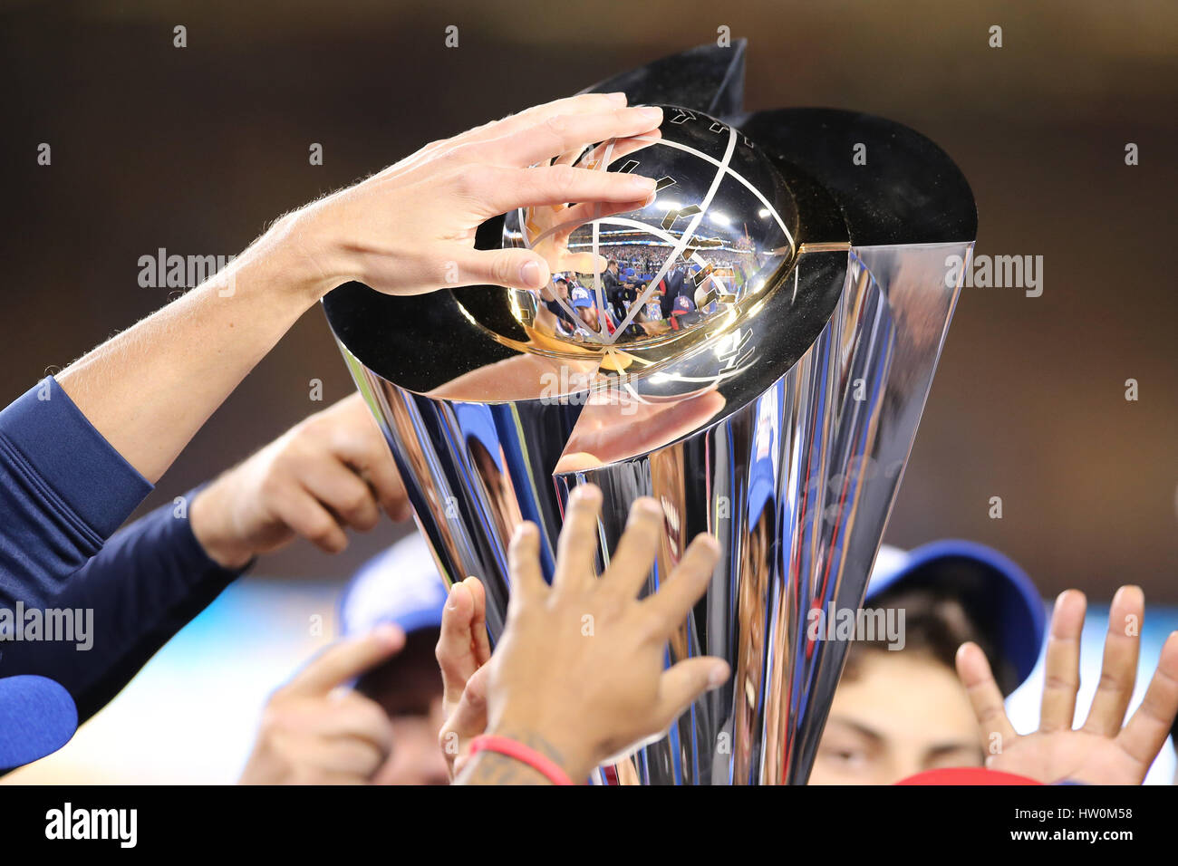 Los Angeles, Californie, USA. Mar 22, 2017. Les joueurs USA toucher toucher le trophée de championnat dans le jeu entre les États-Unis et Puerto Rico, finale de la classique mondiale de baseball, le Dodger Stadium à Los Angeles, CA. Peter Renner and Co /CSM/Alamy Live News Banque D'Images