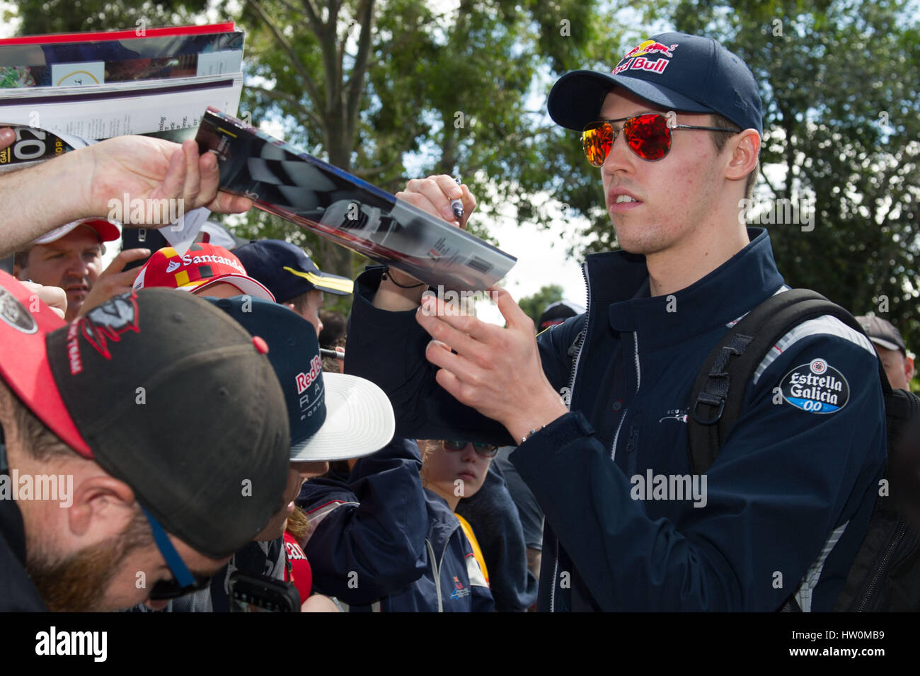 Melbourne, Australie. Mar 23, 2016. Toro Rosso Daniil Kvyat pilote de Formule 1 (R) de la Russie, signe des autographes pour les fans de l'avant de l'Australian Grand Prix de Formule 1 à Melbourne, Australie, le 23 mars 2016. L'Australian Grand Prix de Formule 1 aura lieu à Melbourne le 26 mars. Credit : Bai Xue/Xinhua/Alamy Live News Banque D'Images