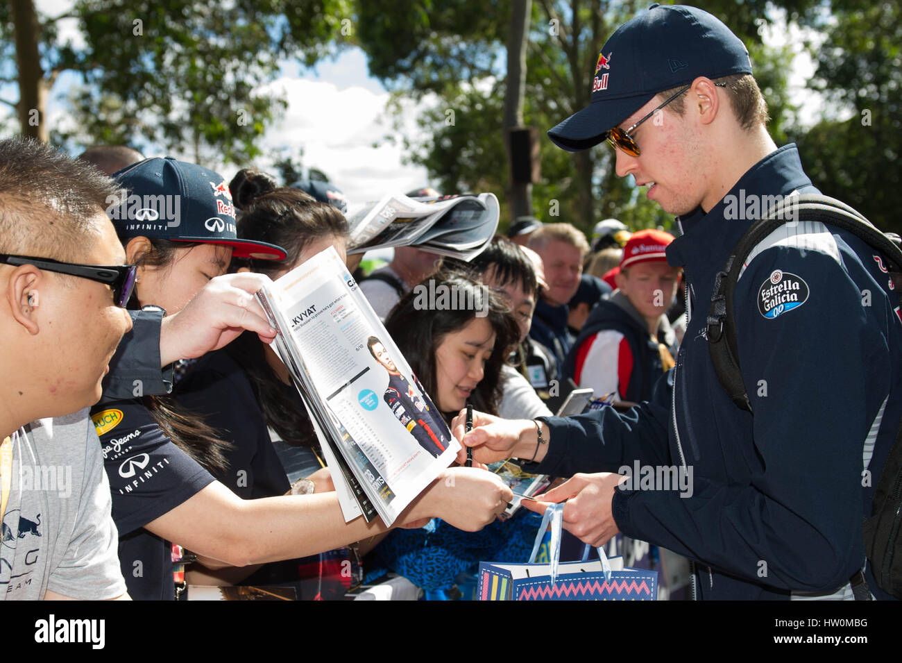 Melbourne, Australie. Mar 23, 2016. Toro Rosso Daniil Kvyat pilote de Formule 1 (R) de la Russie, signe des autographes pour les fans de l'avant de l'Australian Grand Prix de Formule 1 à Melbourne, Australie, le 23 mars 2016. L'Australian Grand Prix de Formule 1 aura lieu à Melbourne le 26 mars. Credit : Bai Xue/Xinhua/Alamy Live News Banque D'Images