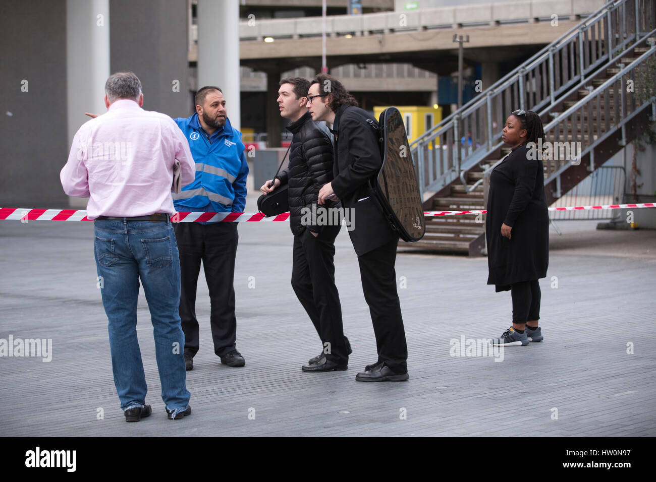 Le pont de Westminster, Londres, Royaume-Uni. Mar 22, 2017. Les musiciens ont été dirigés vers le Royal Festival Hall après l'attaque terroriste de Londres d'aujourd'hui où de grandes parties de la rive sud ont été bloqués en raison de mesures de sécurité. Crédit : Jeff Gilbert/Alamy Live News Banque D'Images