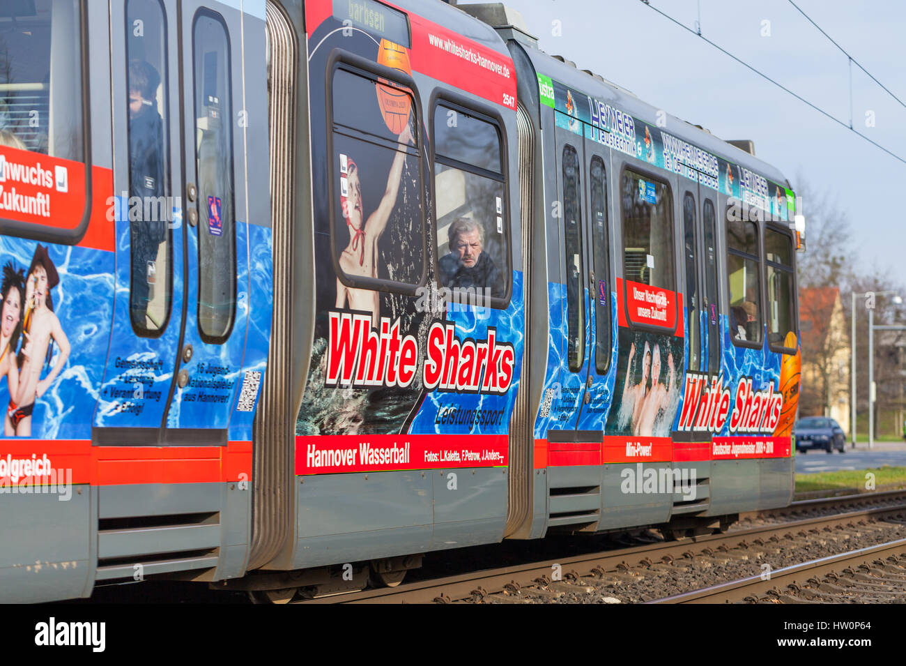 Hannover / Allemagne - mars 12, 2017 : l'allemand de tramway uestra durs pour le prochain arrêt. uestra est l'opérateur de transport public dans la ville de hanove Banque D'Images