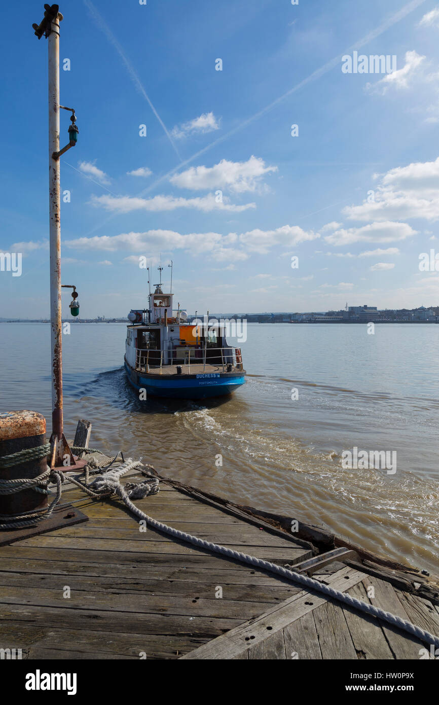 Tilbury à Gravesend 'Duchess' Ferry laissant Tilbury sur un passage à niveau régulières Banque D'Images