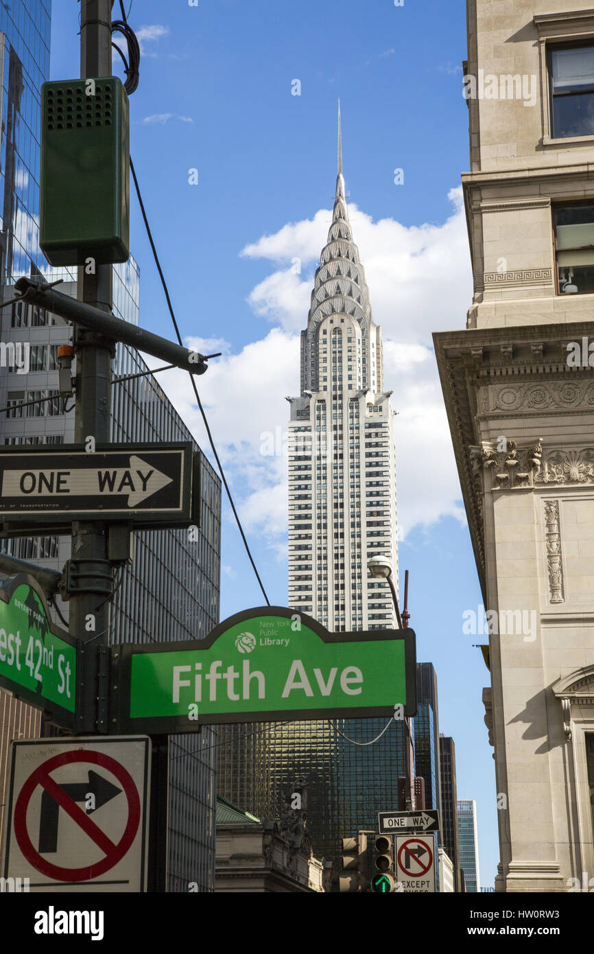 Intersection de la 42e Rue et 5e Avenue, avec l'emblématique bâtiment Chrysler menace jusqu'à l'arrière-plan à Midtown Manhattan, New York City Banque D'Images