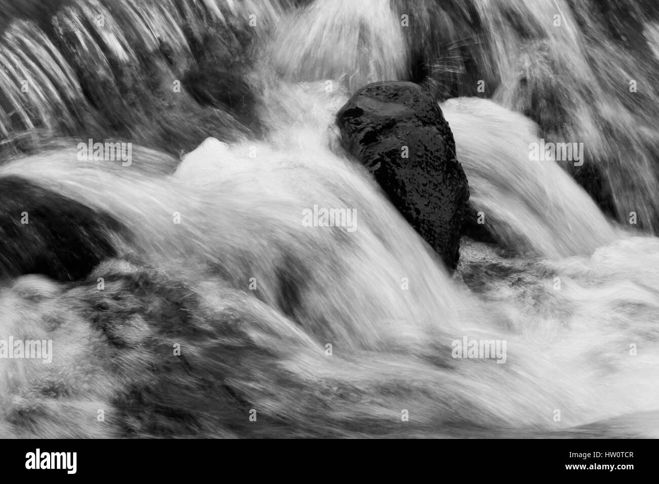 Courant Rapide de ruisseau de montagne et rochers Banque D'Images