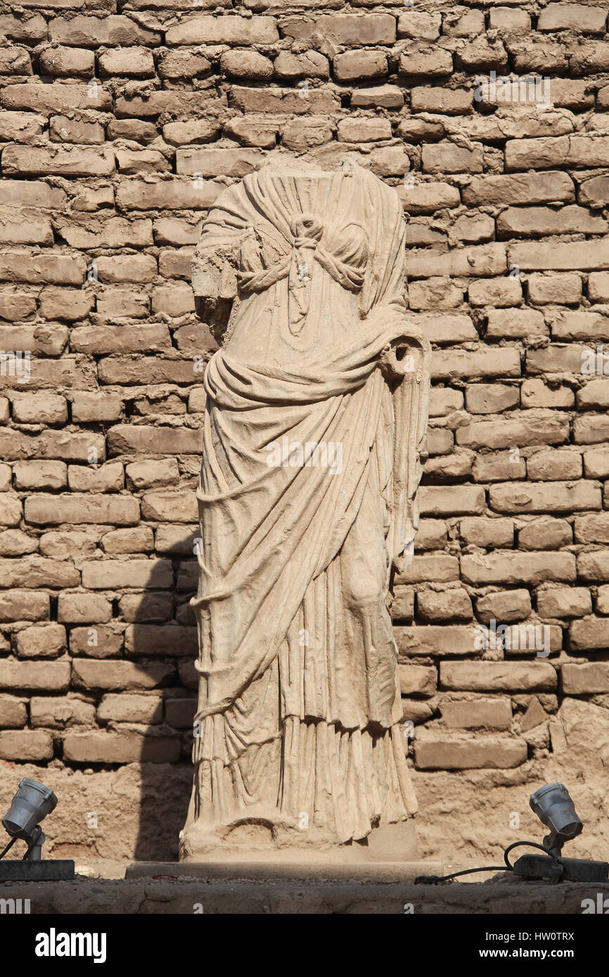 Statue sans tête d'Isis dans la forme grecque au temple de Louxor en Égypte Banque D'Images