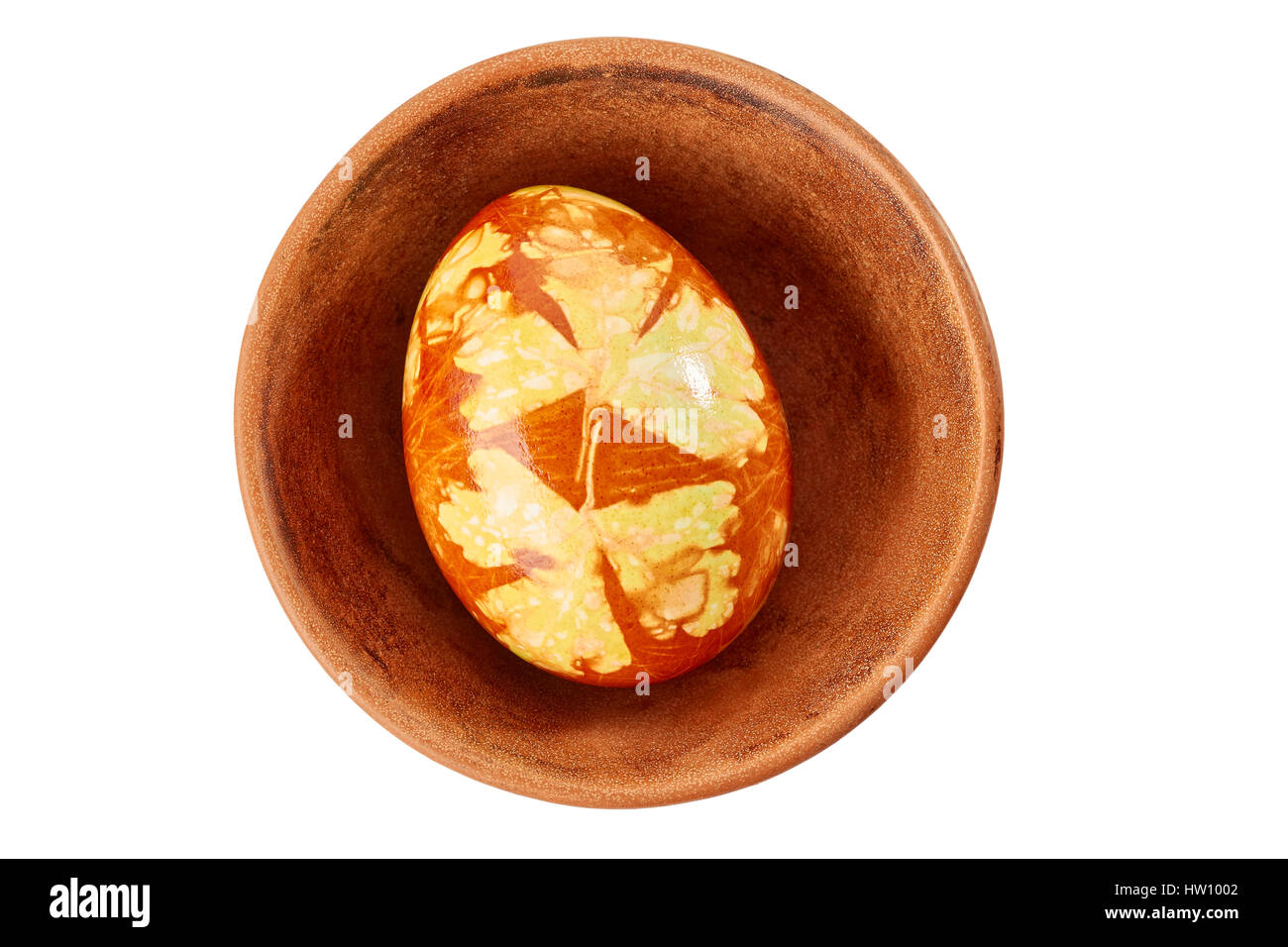Coloré décoré oeuf de Pâques dans le bol en céramique blanc Banque D'Images