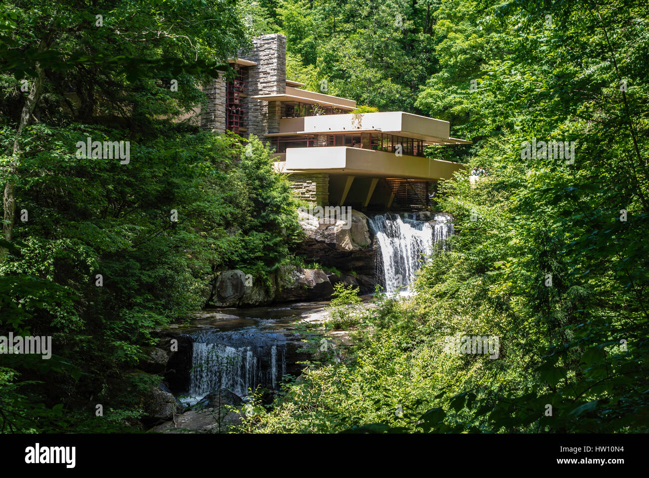 La Résidence Fallingwater ou Kaufmann est une maison conçue par l'architecte Frank Lloyd Wright en 1935 dans le sud-ouest de la Pennsylvanie rurale, à 43 milles au sud Banque D'Images