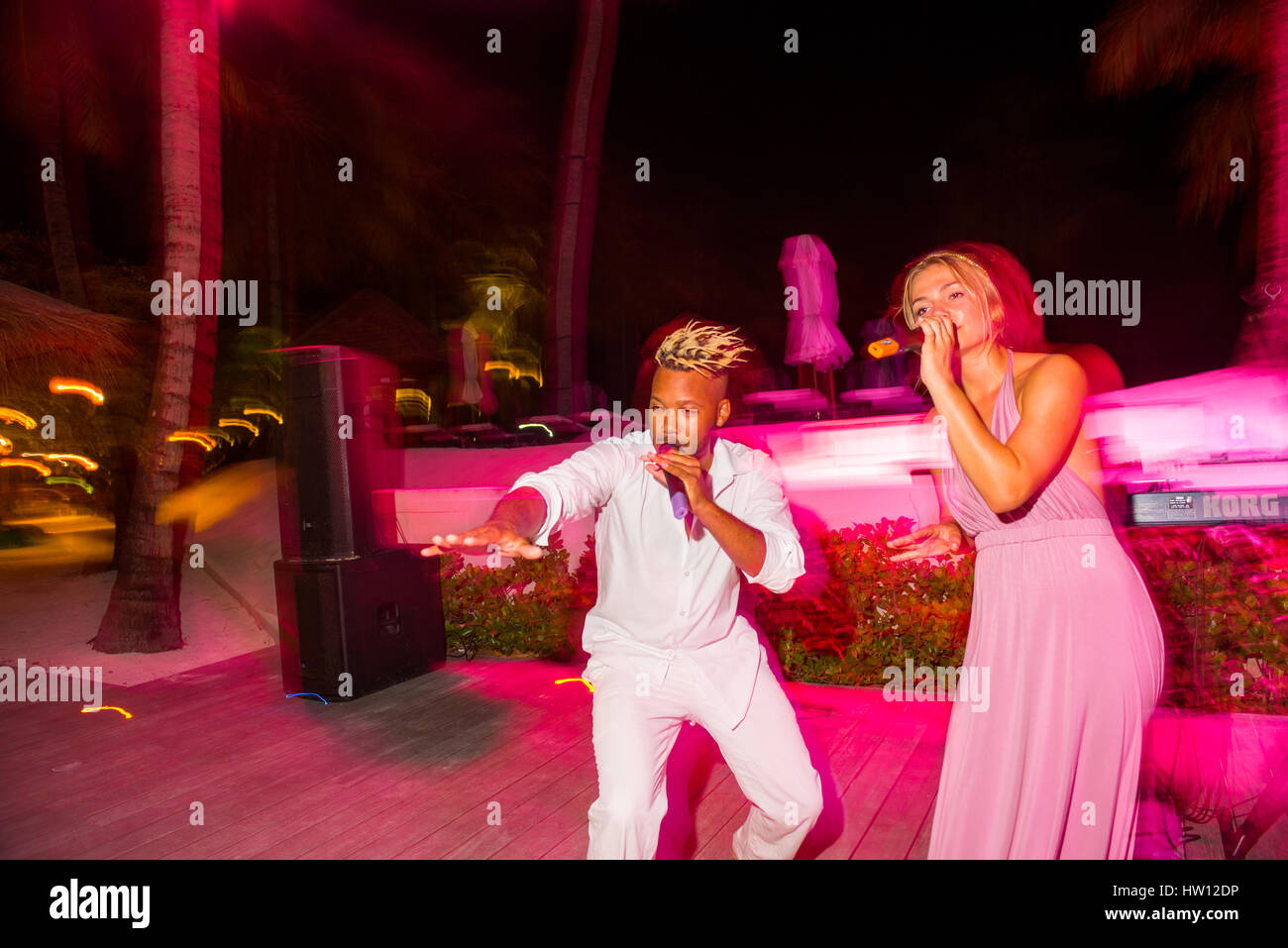 Les Maldives, Rangali Island. Conrad Hilton Resort. McKenna et Marcel le chant à la station. (MR) Banque D'Images