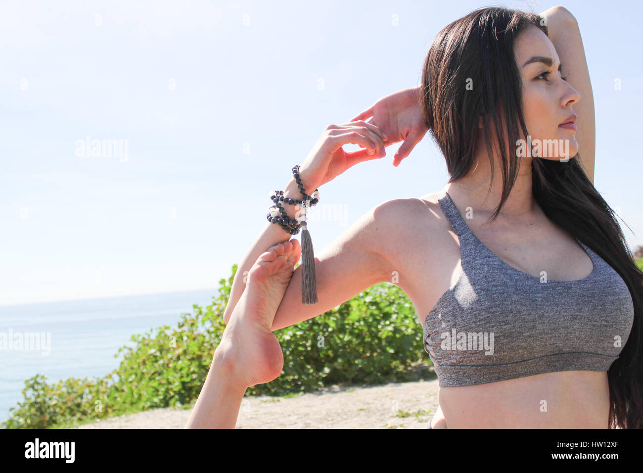 Belle femme faisant du yoga à l'extérieur tout en portant mala chapelet. Banque D'Images