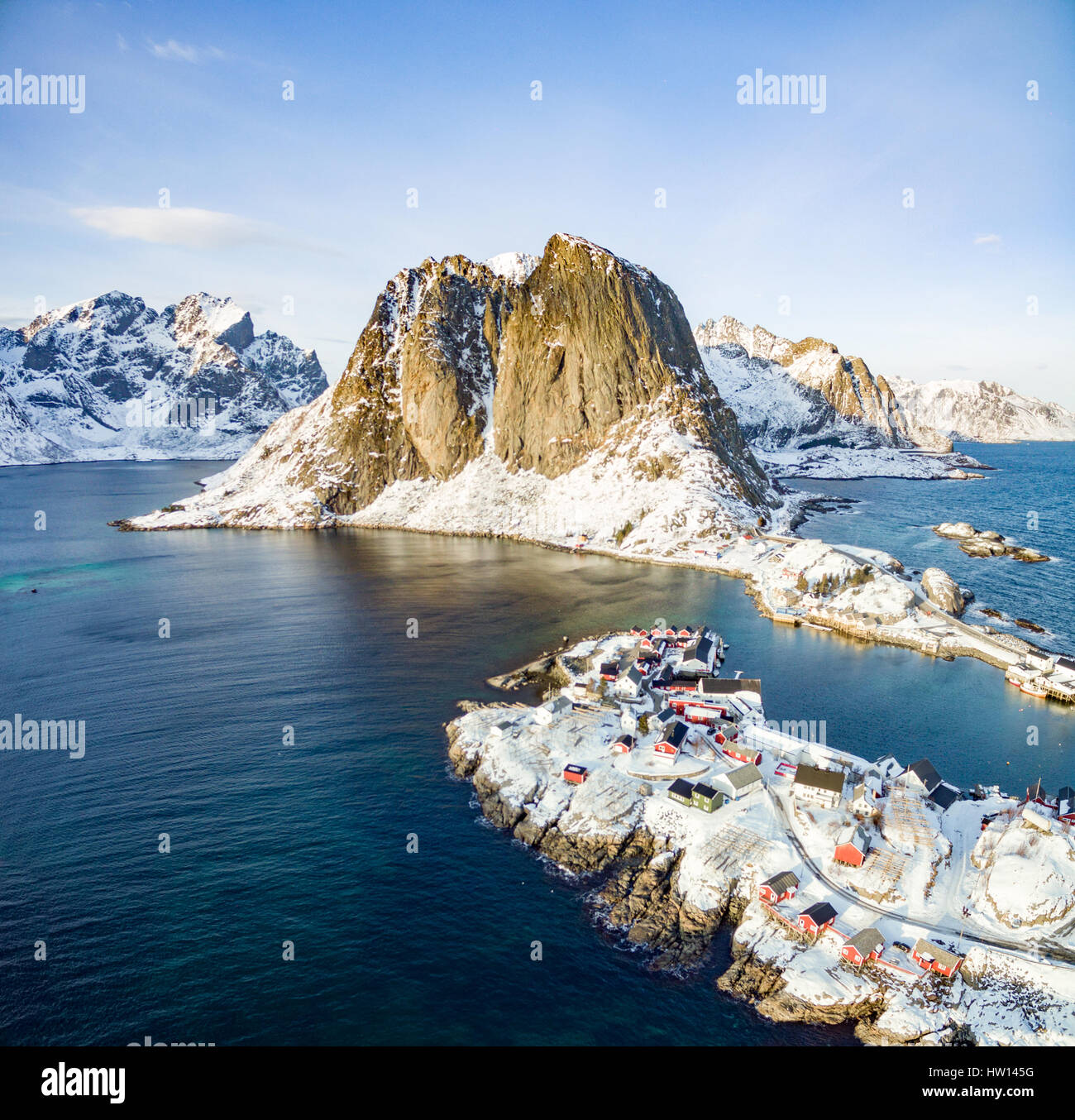 Au-dessus de Hamnoy, îles Lofoten, Norvège. Une journée ensoleillée en hiver Banque D'Images