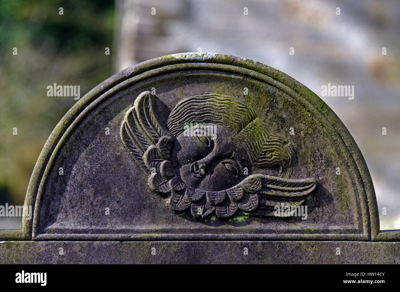 Chérubin. Détail de pierre tombale dans l'église. Église de Saint Michel et Saint Laurent. Fewston, North Yorkshire, Angleterre, Royaume-Uni, Europe. Banque D'Images