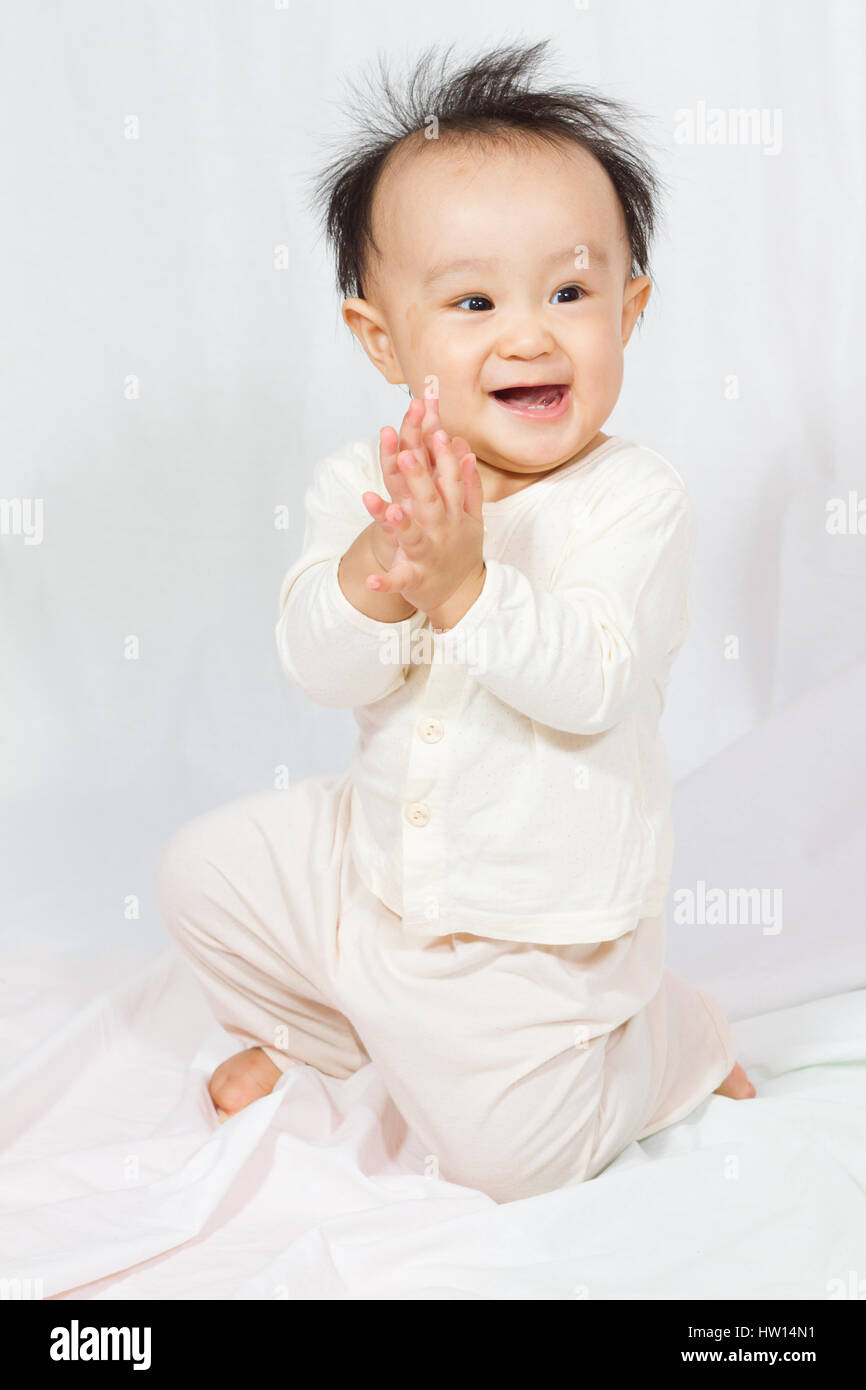 Bebe Chinois Asiatique Smalling En Fond Blanc Photo Stock Alamy