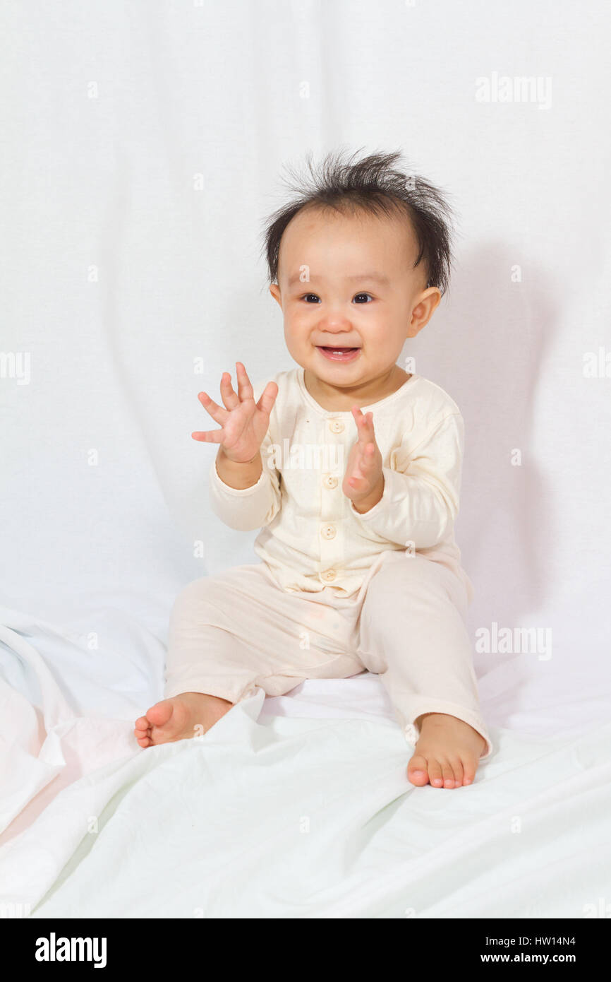 Bebe Chinois Asiatique Smalling En Fond Blanc Photo Stock Alamy Bebe Chinois Asiatique Smalling En Fond Blanc Photo Stock Alamy