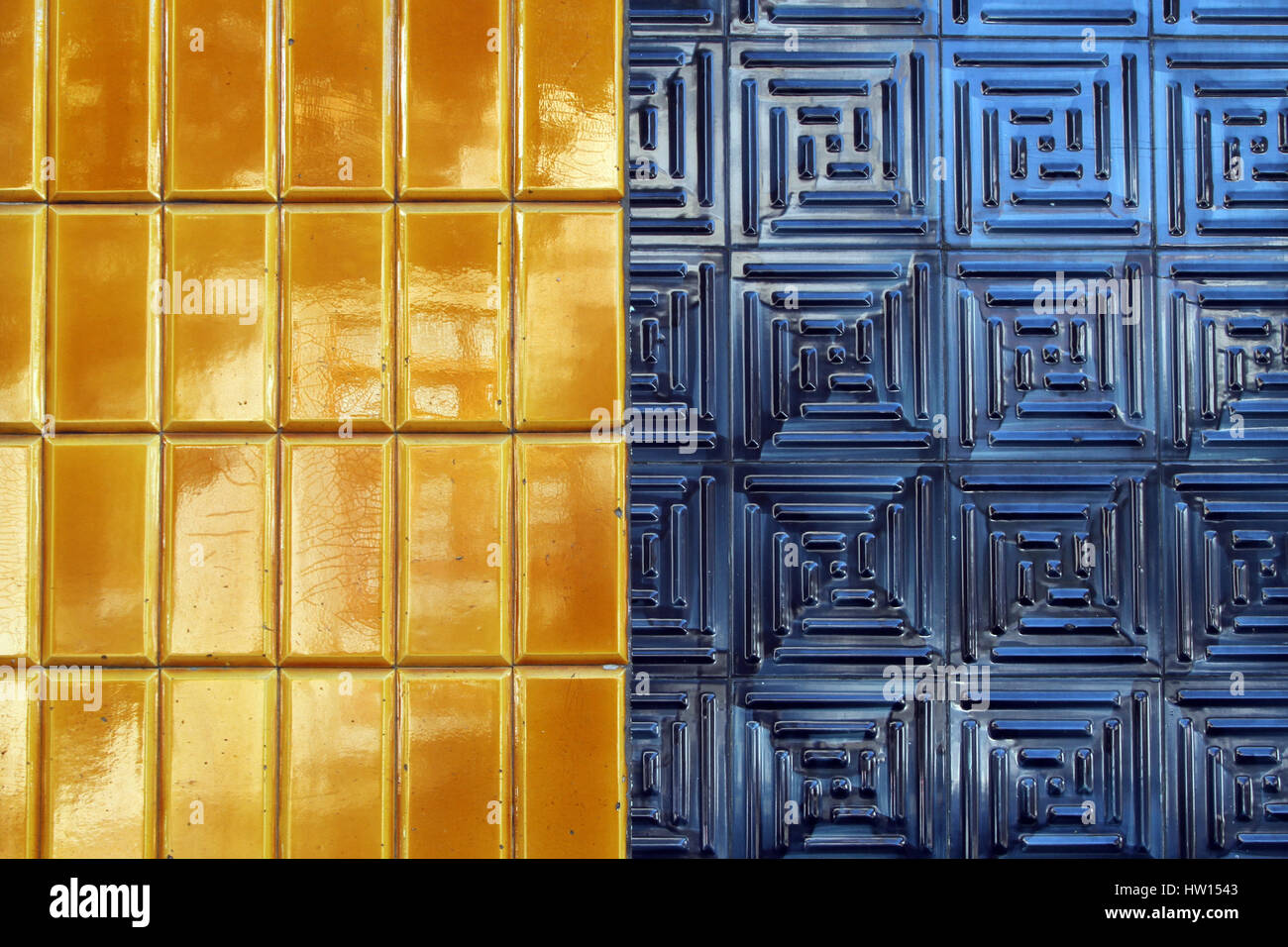 Carrelage bleu et jaune moderne sur le mur d'une maison à Porto. Banque D'Images