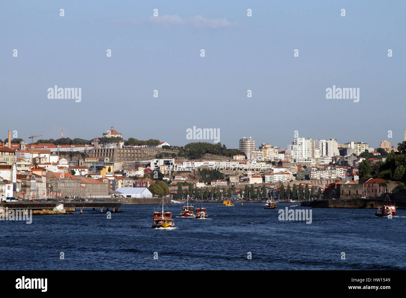 Bateau de tourisme sur le fleuve Douro à Porto, au Portugal, avec la ville en arrière-plan Banque D'Images