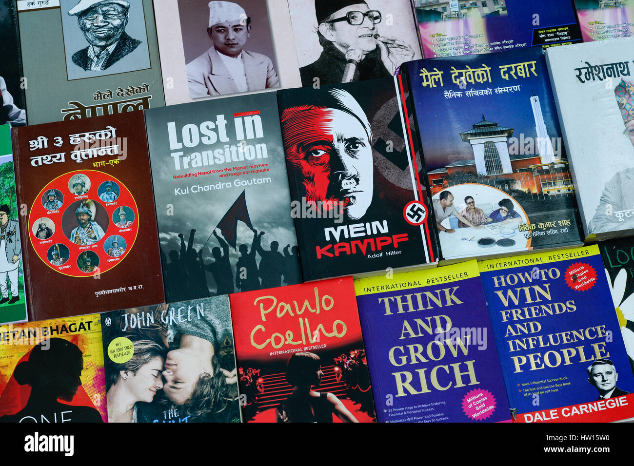 Le Népal Katmandou, vendeur de livre sur rue, vente de livre nazi d'Adolf Hitler 'Mein Kampf' mon combat à côté de Paul Coelho, John Green, pensez et devenez riche, perdu dans la transition et autres livres Banque D'Images