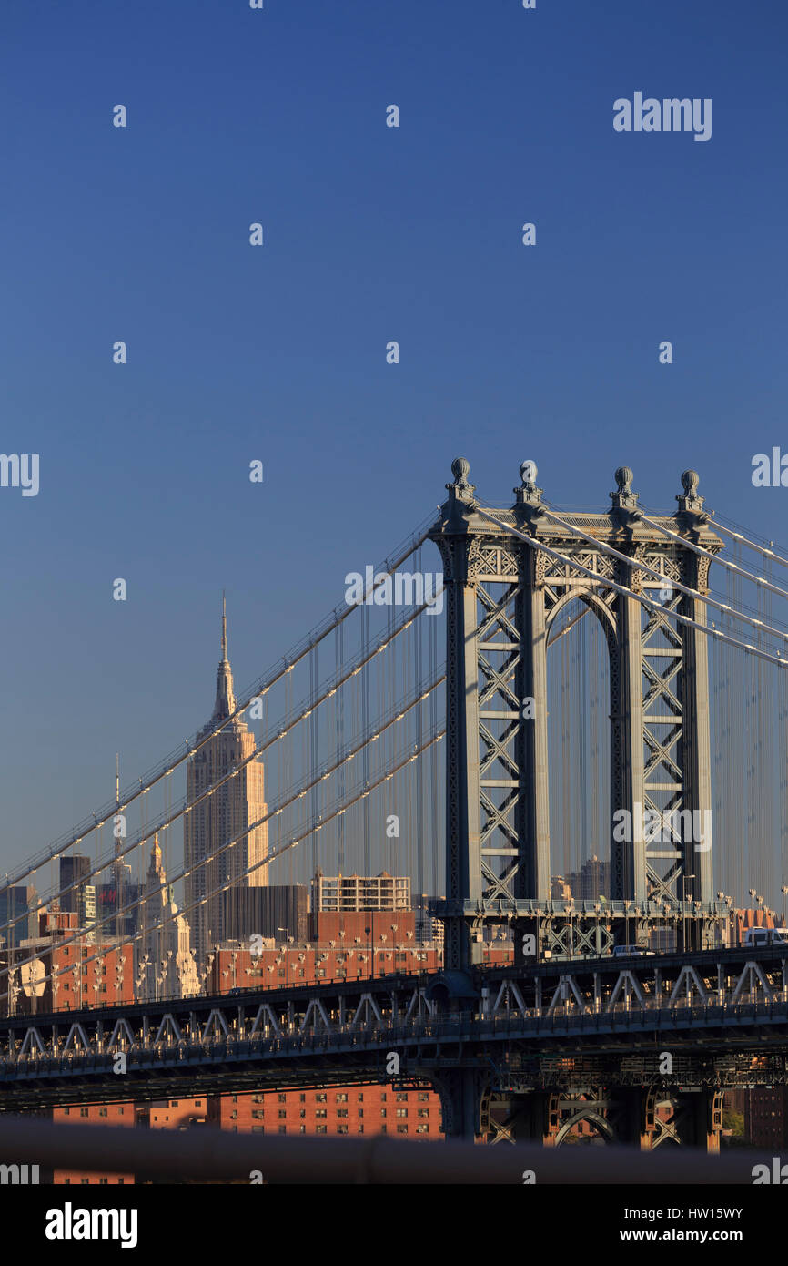 USA, New York, New York, Manhattan Bridge et Empire State Building Banque D'Images