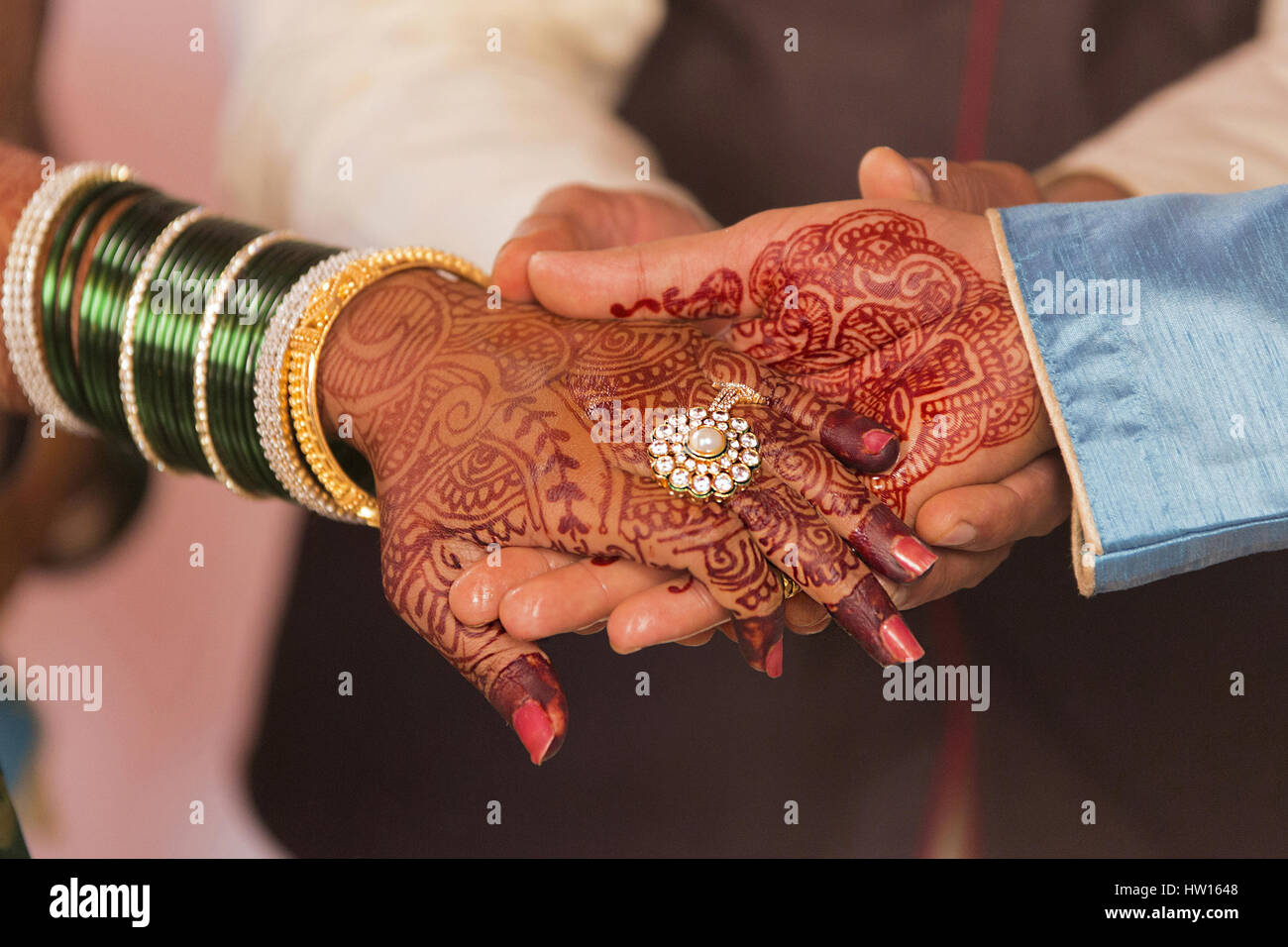 Bague de fiançailles change, un rituel qui a lieu avant le mariage hindou. Pune, Maharashtra Banque D'Images