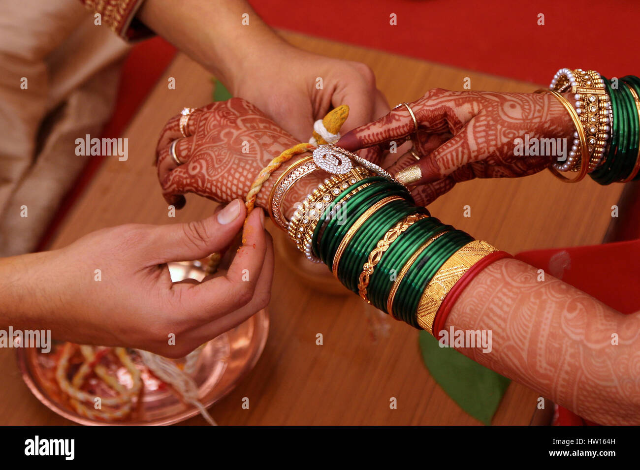 Rituel de mariage, Dhaarana Kankana, tachée de curcuma un thread enroulée autour d'une racine de curcuma. Banque D'Images