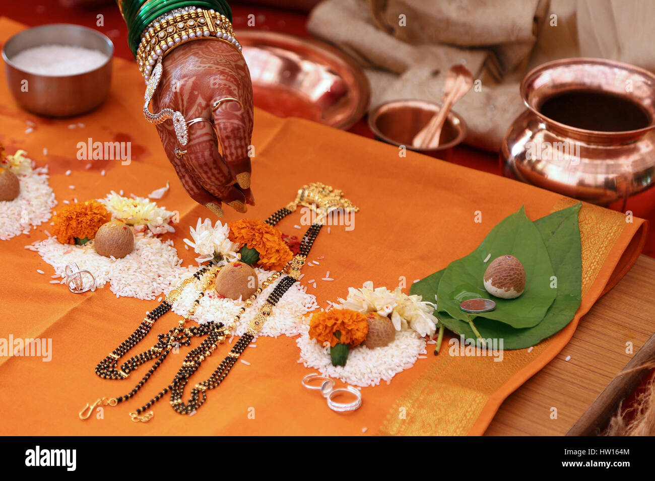 Mangalsutra poojan symbole indien de mariage hindou, composé d'un ornement d'or suspendus à partir d'un fil jaune, une chaîne de perles ou une chaîne en or Banque D'Images