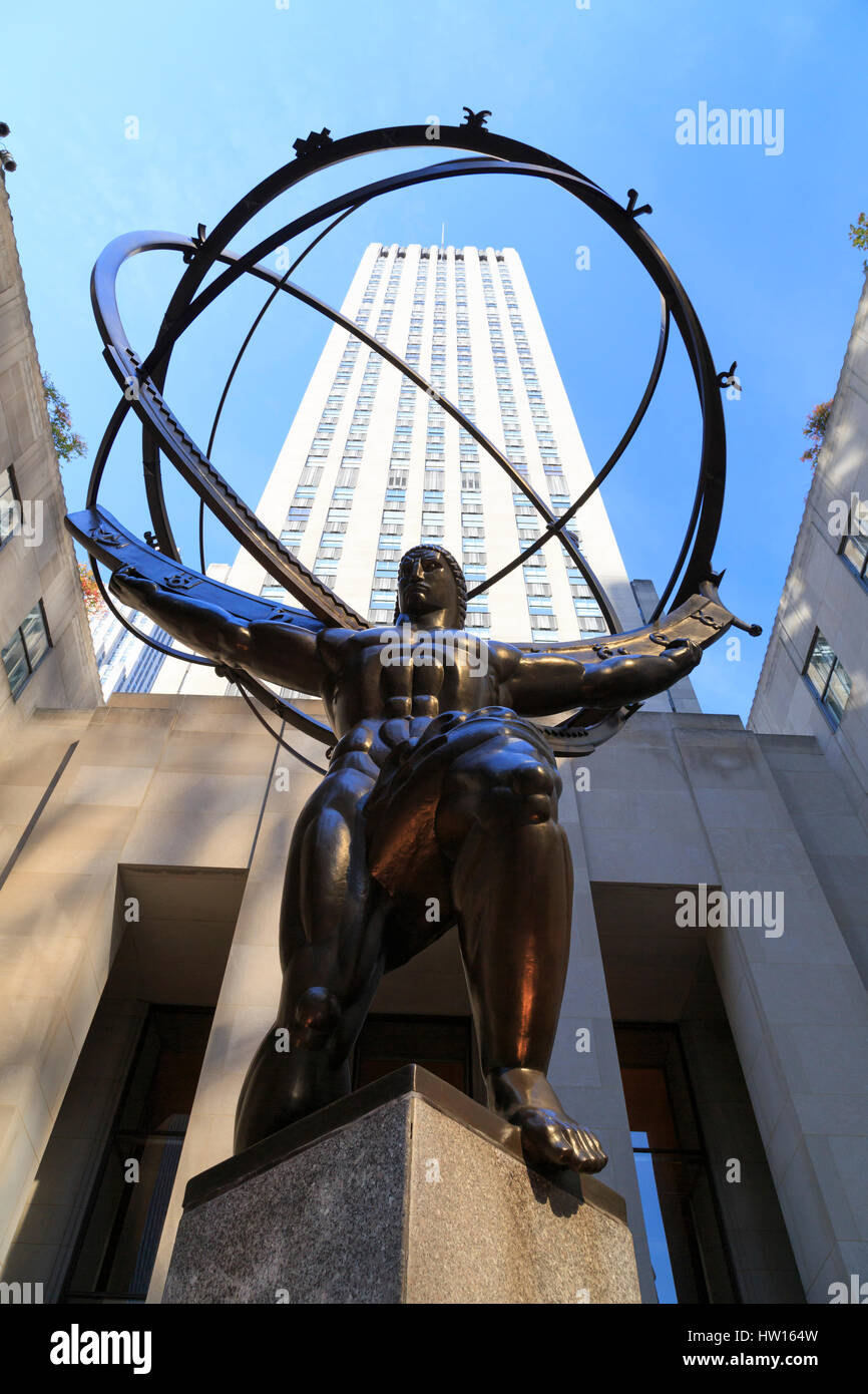 USA, New York, New York, Manhattan, Rockefeller Center, Atlas Statue et St Patricks Cathedral Banque D'Images